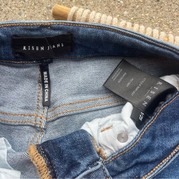 Risen High Rise Distressed Jeans Size 1 / 25 - Picture 4 of 7